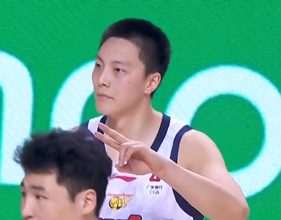 开云平台-广东3消息！胡明轩深夜发声，徐杰新发型遭吐槽，焦泊乔化身阿联