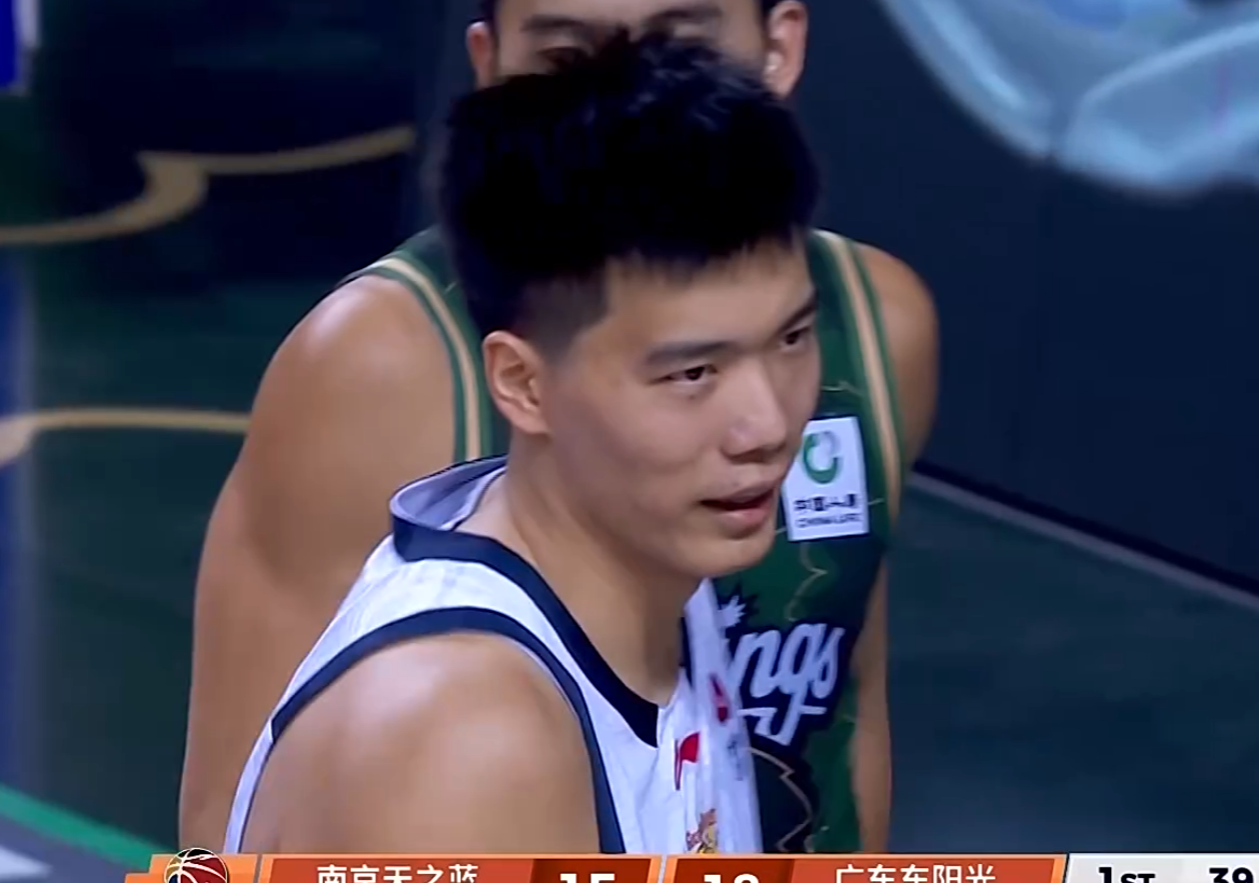 开云平台-广东3消息！胡明轩深夜发声，徐杰新发型遭吐槽，焦泊乔化身阿联