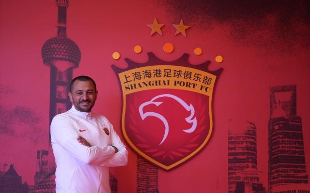 开云首页-海港助教的十年跨越：钦佩穆帅许久 渴望在沪夺冠
