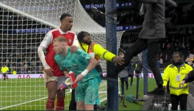 阿森纳脱胎换骨，热刺踢不进大门，球迷跳出来踢人！