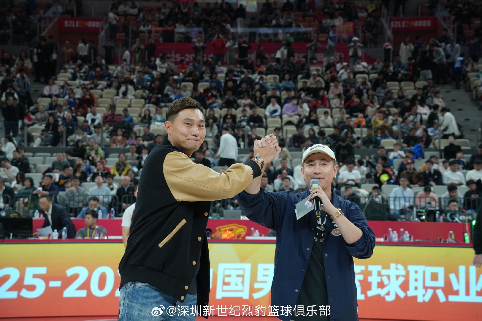 开云首页-深圳青年人全队现场观战深圳烈豹，双方还进行了礼物互换