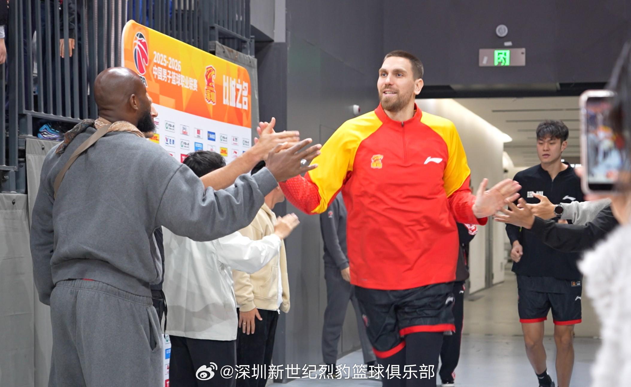 开云首页-深圳青年人全队现场观战深圳烈豹，双方还进行了礼物互换